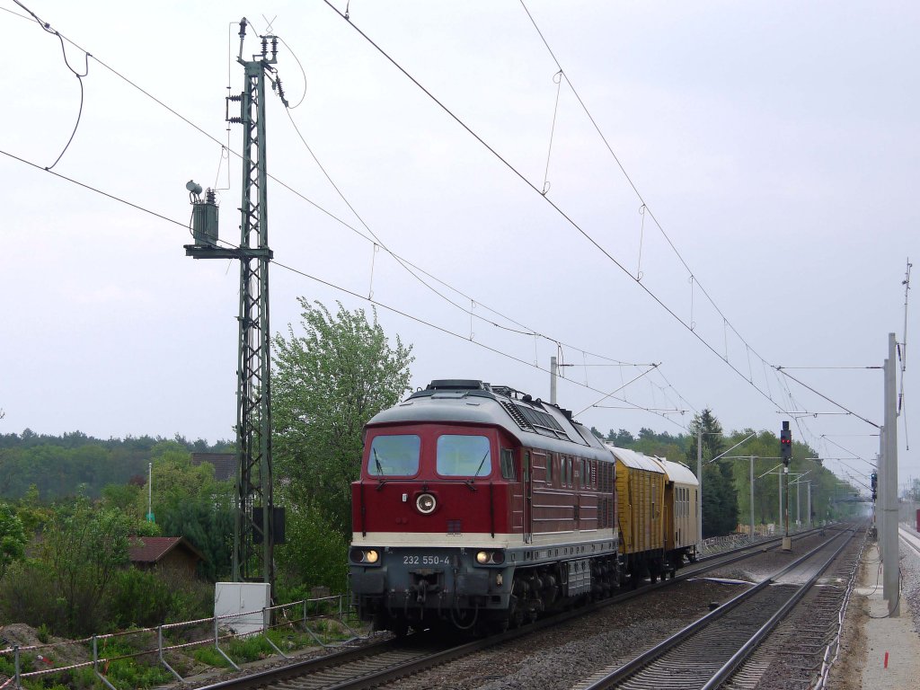  Ludmilla  232 550 DGT verdient sich ihr Gnadenbrot mit zwei Bauwagen in Richtung Hamburg; Radbruch, 04.05.2012 - am Vortag hatte Markus K. diese �bermotorisierte Fuhre bei Staffelstein fotografiert (siehe Bild ID 594095)
