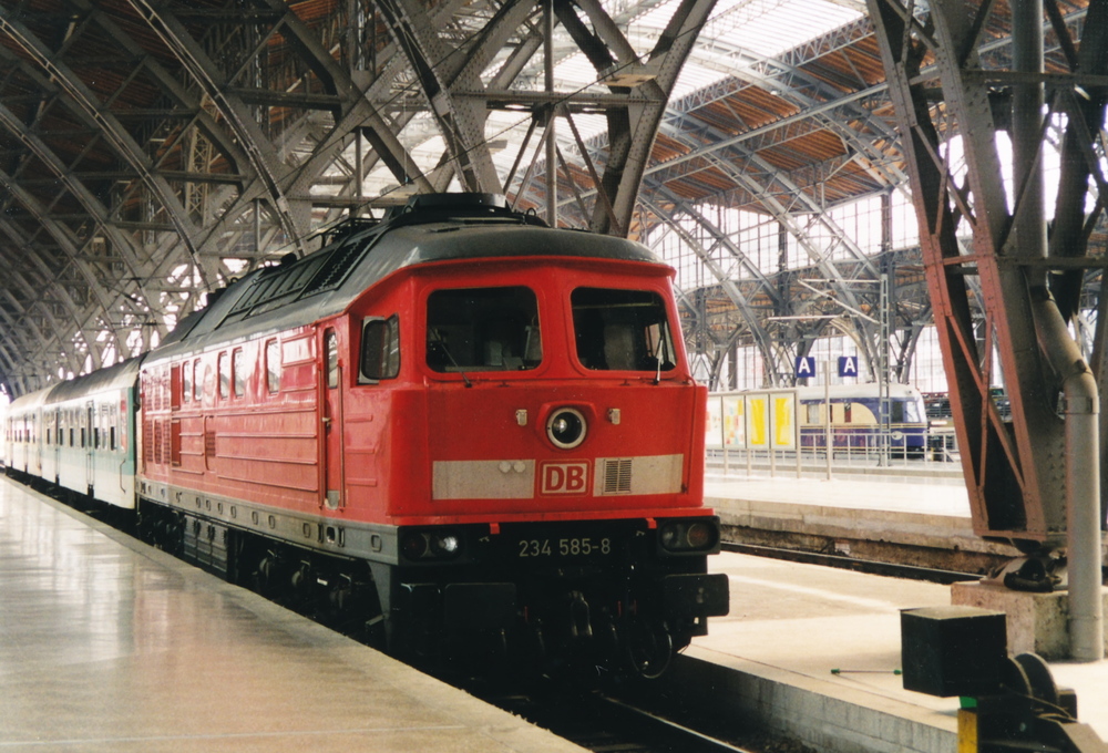 Ludmilla im Leipziger Hbf. - 

Auf einer kleinen Berlin - Spreewald Rundreise ging es ber Leipzig zurck ins Saarland.

234 585-8 steht mit ihrem RE im Hauptbahnhof von Leipzig.

23 Juli 2001 - Scan vom Photo