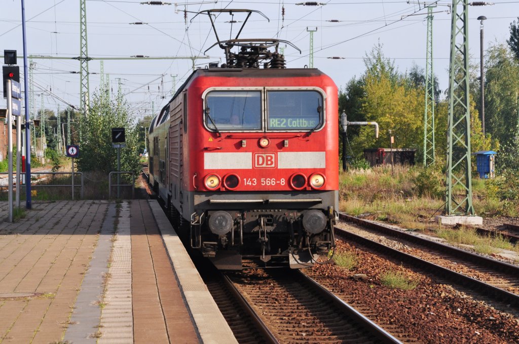 LÜBBENAU/Spreewald/LUBNJOW/Błota (Landkreis Oberspreewald-Lausitz), 23.09.2010, 143 566-8 als RB14 von Senftenberg bei der Einfahrt in den Bahnof Lübbenau/Spreewald bzw. Lubnjow/Błota; nach knapp halbstündiger Pause fährt er als RE2 nach Cottbus