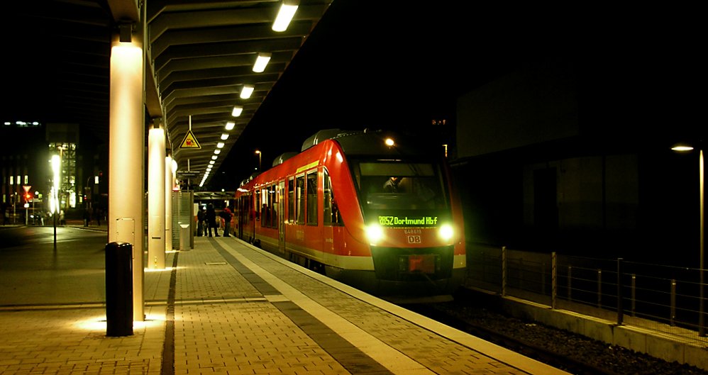 Ldenscheid 22.11.10: im neuen Endbahnhof bereitet sich  RB 52 auf die 
Sptfahrt nach Dortmund vor..