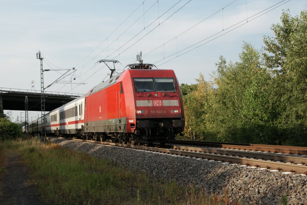 Lnen-Preussen: 101 045-3 zieht am 2.7.´10 ihren IC nach Dortmund.