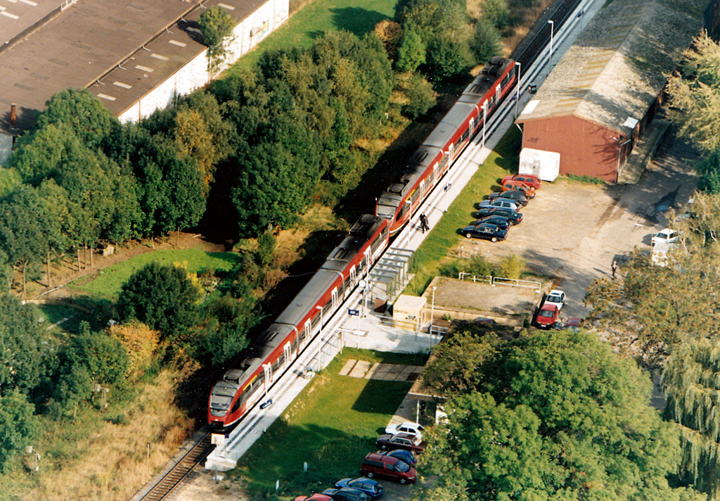 Luftaufnahme eines BR 644 beim Halt in Kuchenheim 2002 (scan von Bild) 