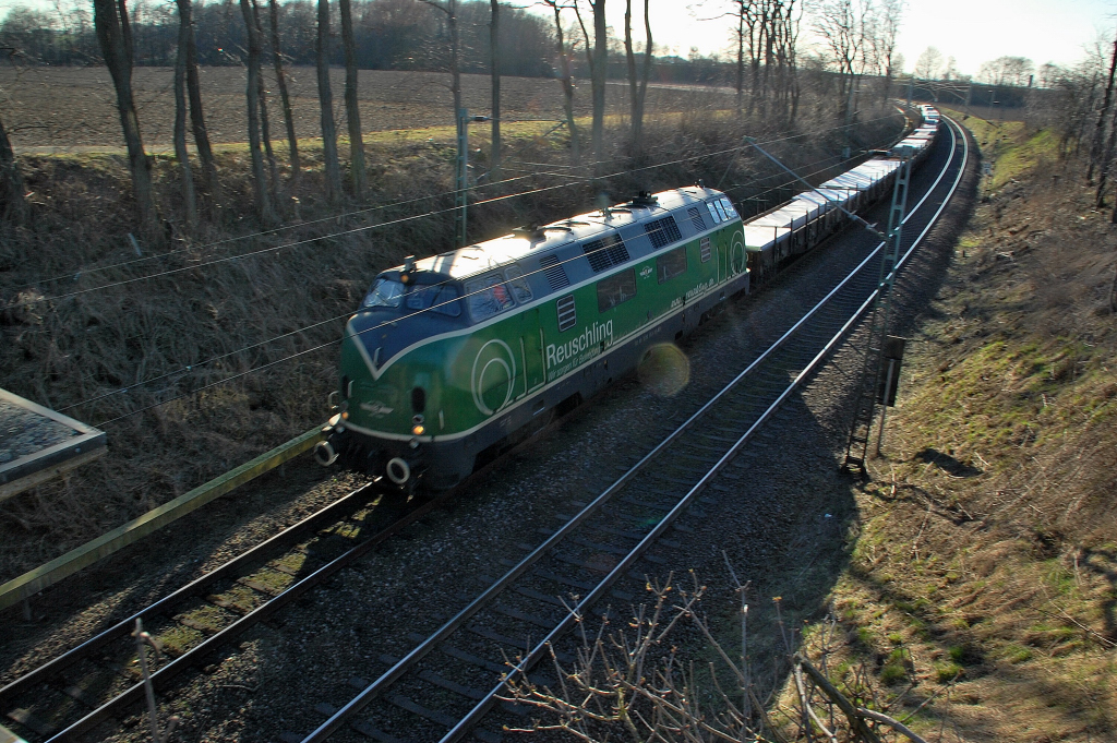  Luftaufnahme  von der Feldwegbrcke ber die Noithhausenerkurve, mit dem  Modell  BEG V200 mit ihrem Aluzug auf Umleiterwegen ber die KBS 465, Montag 7.3.2011