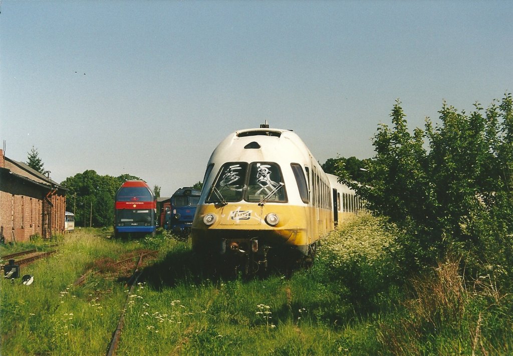 Lufthansa-Airport-Express, ET 403 002, abgestellt in Putlitz (30.5.2003, gescanter 13x18-Print).