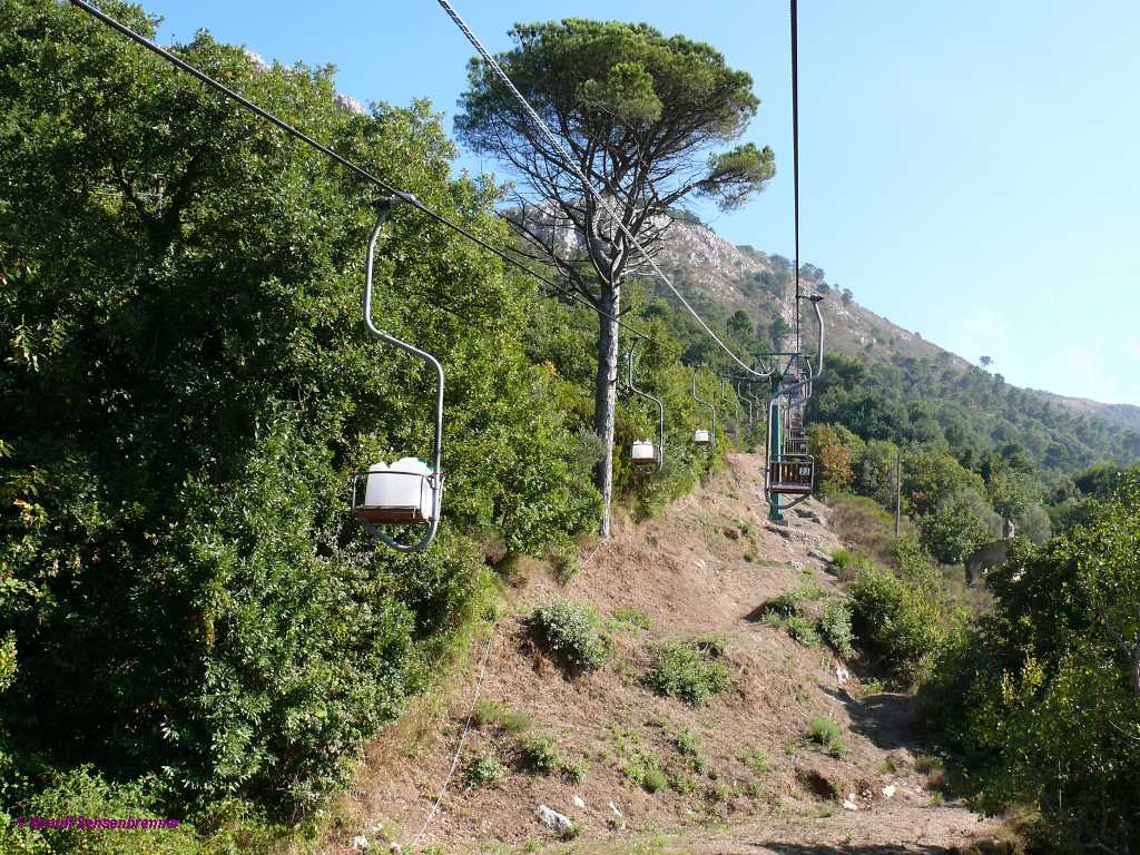 Luftseilbahn auf Capri.  
Nicht nur Personen fahren Sessellift. Auch die Wasserkanister fr die Bergstation fahren mit der Seggiovia von Anacapri zum Monte Solaro(589m) und zurck.
2010-08-27 Capri 