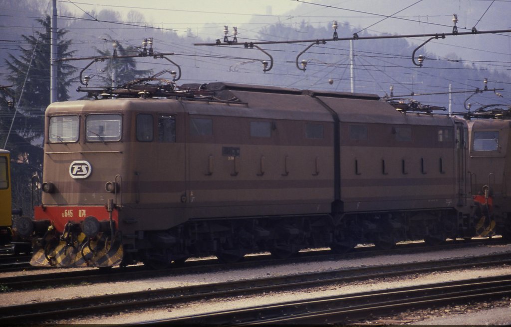 Luino am Lago Maggiore am 28.3.1990.
Elektrolok der FS 645074.