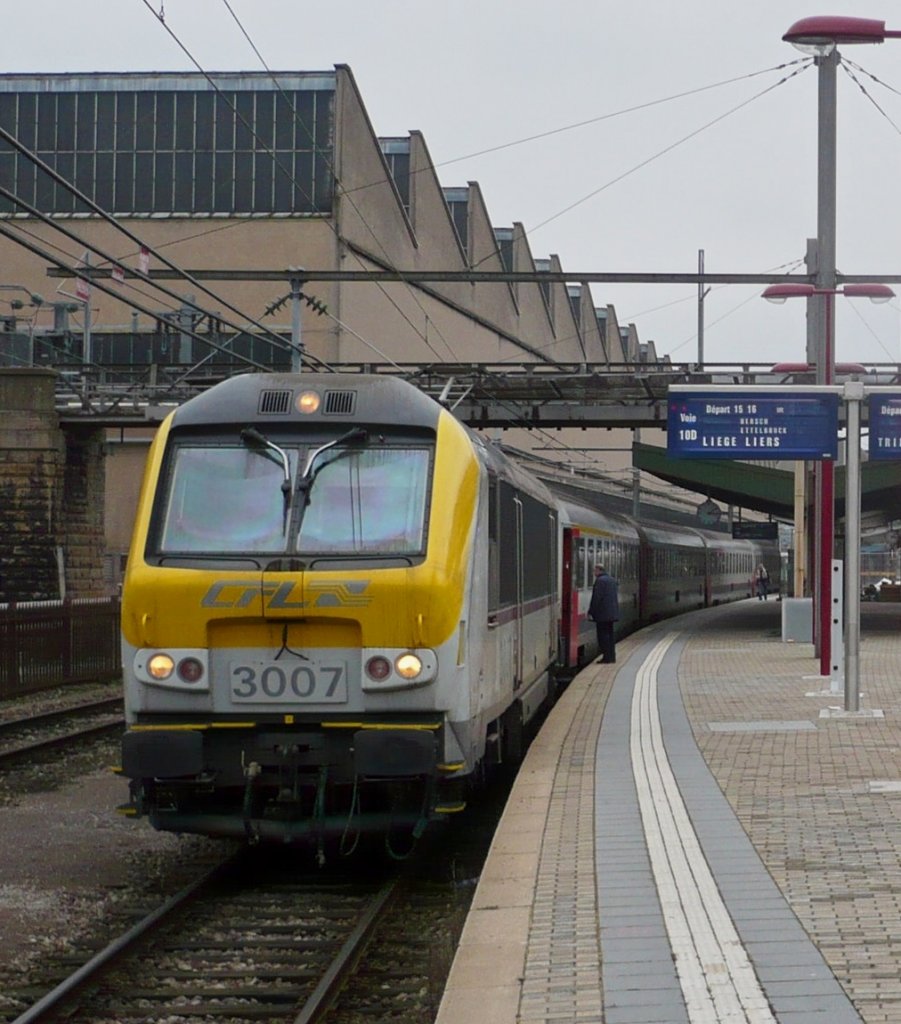 Luxembourg, den 1.1.10: IR 116 nach Liers, ber Lttich, stand planmig abfahrtbereit.