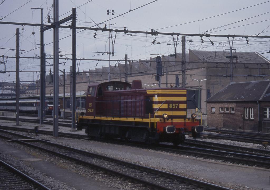 Luxembourg 21.5.1998
CFL 857 im Hauptbahnhof.