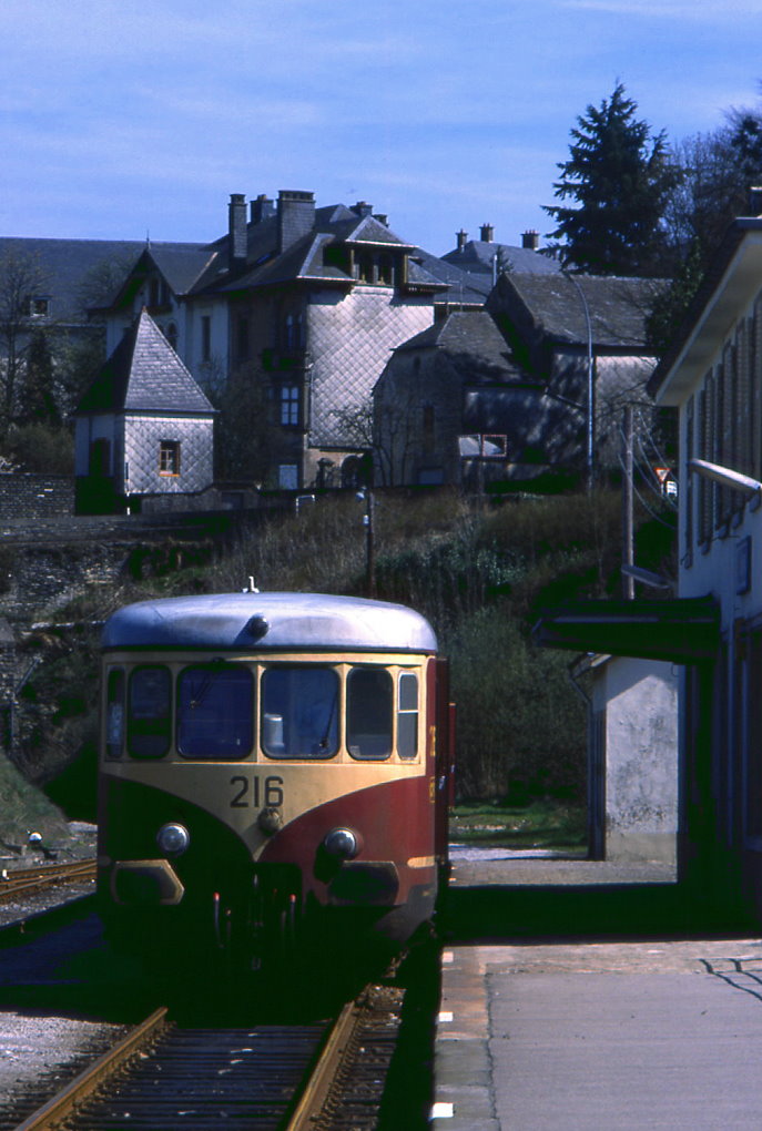 Luxembourg Tw 216 steht abfahrbereit als Zug 1623 im Bahnhof Wiltz, 09.04.1989.