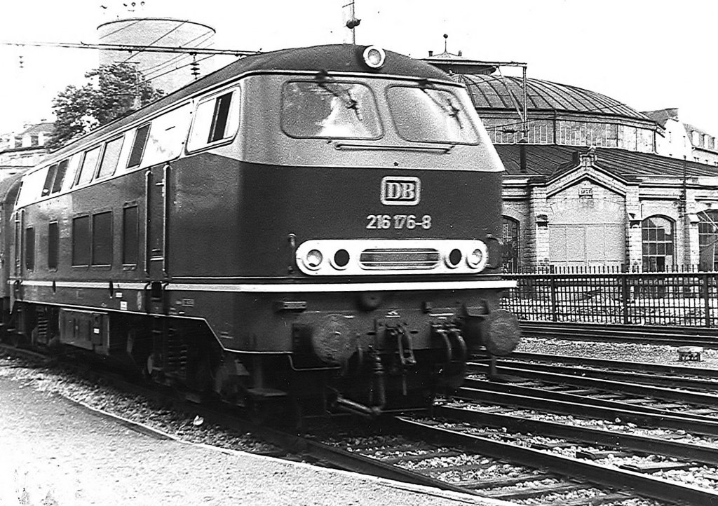 Luxemburg, Bahnhof, DB Diesellok DB 216 176-8 (V160) mit Personenzug. Scan eines Scharz-Weiss-Fotos aus dem Jahr 1970.
