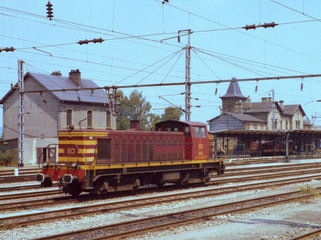 Luxemburg, die CFL Diesellok 913 und im Hintergrund eine E-Lok des Typs 3600 im Bahnhof Petingen. Scan eines Fotos aus dem Jahr 1970