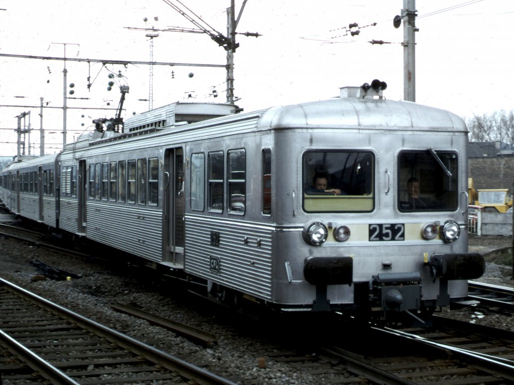 Luxemburg, der Elektrotriebwagen 252 verlsst den Bahnhof Bettemburg, Scan eines Dias aus dem Jahr 1975
