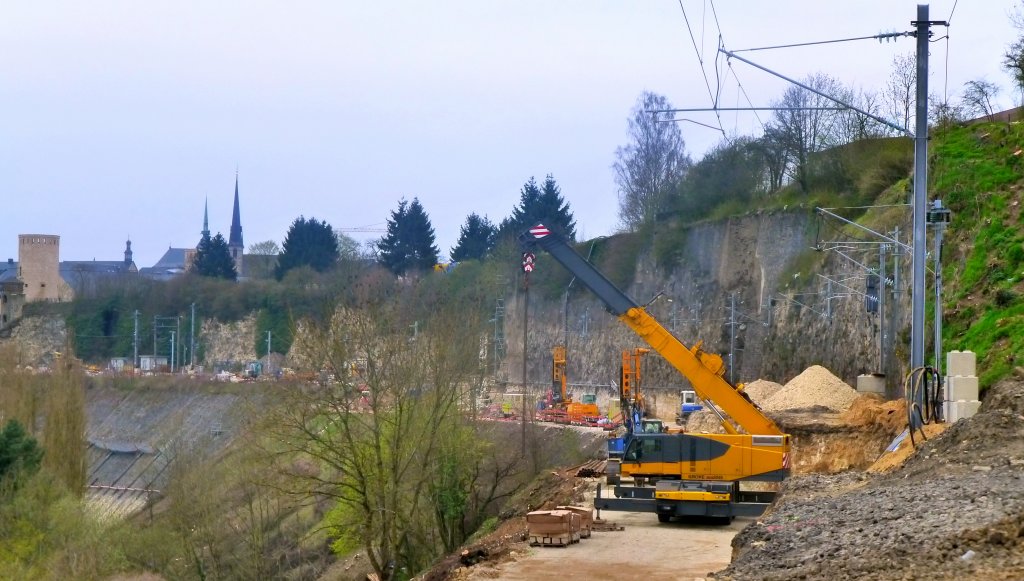 Luxemburg, Linie 30 Luxemburg-Wasserbillig. 1861 wurde die Linie nach Wasserbillig wird in Betrieb genommen.1959 wurde die zweigleisige Strecke Luxemburg-Oetringen (- Wasserbillig) auf ein Gleis zurckgebaut und elektrifiziert. 2013 beginnt der zweigleisige elektrifizierte Ausbau dieser Teilstrecke. Die Bauarbeiten kurz nach dem Pulvermhle Viadukt zwischen dem Rham Plateau und Luxemburg-Cents. 21.04.2013