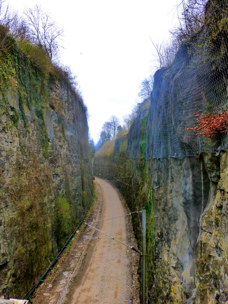 Luxemburg, Linie 30 Luxemburg-Wasserbillig. 1861 wurde die Linie nach Wasserbillig wird in Betrieb genommen.1959 wurde die zweigleisige Strecke Luxemburg-Oetringen (- Wasserbillig) auf ein Gleis zur�ckgebaut und elektrifiziert. 2013 beginnt der zweigleisige elektrifizierte Ausbau dieser Teilstrecke. Die Bauarbeiten kurz nach dem Pulverm�hle Viadukt in Luxemburg-Cents in Richtung Wasserbillig. 21.04.2013
