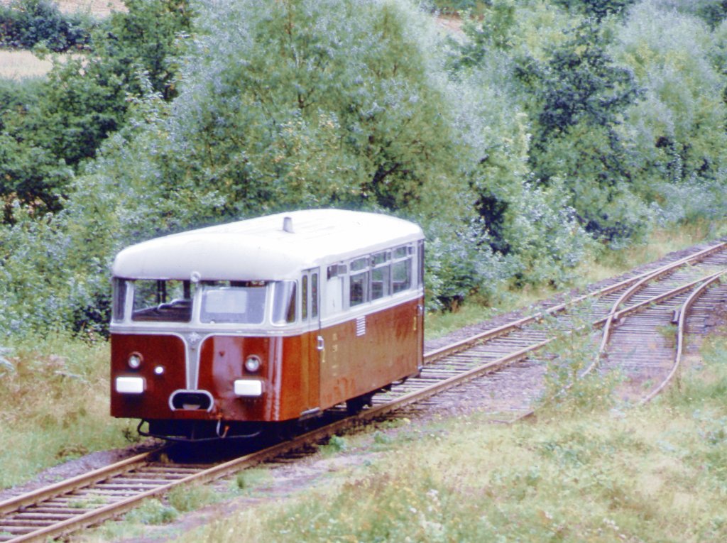 Luxemburg, Museumseisenbahn im Industrie- und Eisenbahnpark Fond-de-Gras. Die CFL kauften 1951 zehn Motorwagen (VT 95 911) und zehn Beiwagen der UERDINGEN Prototyp-Serie, Z 151 bis Z 160 beziehungsweise 1051 bis 1060. Das Bild zeigt den ex CFL Z 151 in Fussbsch. Scan eines Dias von Oktober 1974.