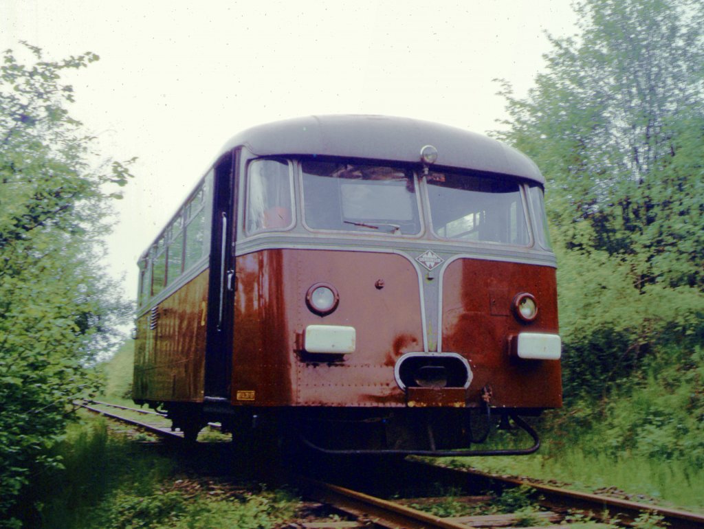 Luxemburg, Museumseisenbahn im Industrie- und Eisenbahnpark Fond-de-Gras. Die CFL kauften 1951 zehn Motorwagen (VT 95 911) und zehn Beiwagen der UERDINGEN Prototyp-Serie, Z 151 bis Z 160 beziehungsweise 1051 bis 1060. Das Bild zeigt den ex CFL Z 151 zwischen Fussbsch und Fond-de-Gras. Scan eines Dias von Mai 1975.