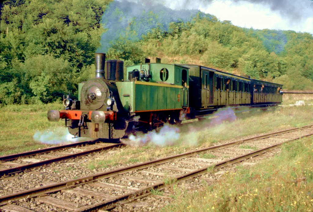 Luxemburg, Museumseisenbahn im Industrie- und Eisenbahnpark Fond-de-Gras. Die erste Dampflok Nummer 8 der Museumsbahn mit einem Personenzug. Die Personenwagen waren die dreiachsigen GCI (Grossraumwagen mit Personenbergangseinrichtung) der SNCB welche von 1890 bis 1966 im Einsatz waren. Die Museumseisenbahn benutzte sie von 1973 bis 2000. Ab 2004 dienten sie als Reservewagengarnitur. Scan eines Dias von August 1974.