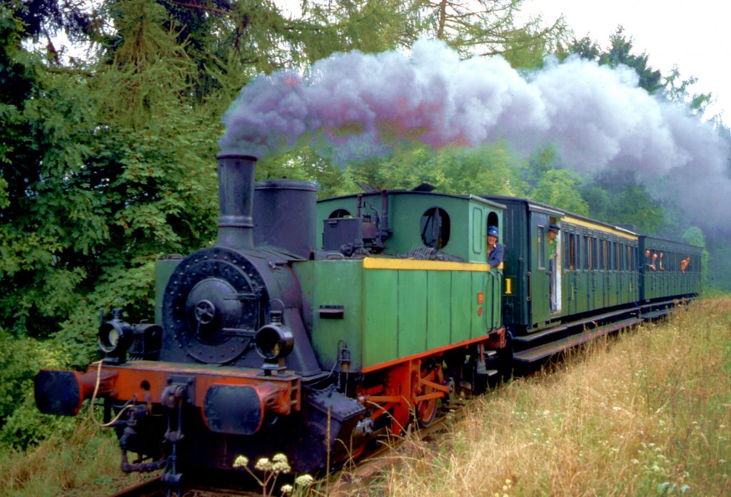 Luxemburg, Museumseisenbahn im Industrie- und Eisenbahnpark Fond-de-Gras. Die erste Dampflok Nummer 8 der Museumsbahn mit einem Personenzug auf dem Weg von Fond-de-Gras nach Fuusbsch. Die Personenwagen waren die dreiachsigen GCI (Grossraumwagen mit Personenbergangseinrichtung) der SNCB welche von 1890 bis 1966 im Einsatz waren. Die Museumseisenbahn benutzte sie von 1973 bis 2000. Ab 2004 dienten sie als Reservewagengarnitur. Scan eines Dias von August 1974.