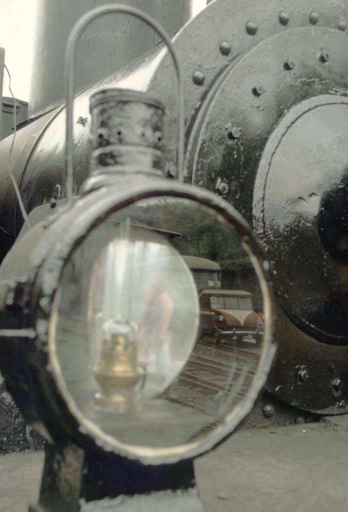 Luxemburg, Museumseisenbahn im Industrie- und Eisenbahnpark Fond-de-Gras. Die erste Dampflok Nummer 8 der Museumsbahn. In der Laterne erkennt man das Spiegelbild der Draisine und des Uerdingen. Scan eines Dias von August 1974.