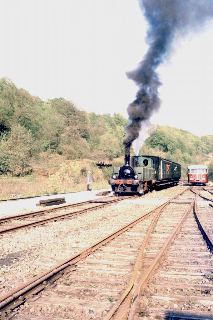 Luxemburg, Museumseisenbahn im Industrie- und Eisenbahnpark Fond-de-Gras. Die Lok 8 mit 2 GCI Personenwagen sowie daneben der UERDINGEN ex CFL 151 in Fond-de-Gras. Scan eines Dias von Oktober 1974.