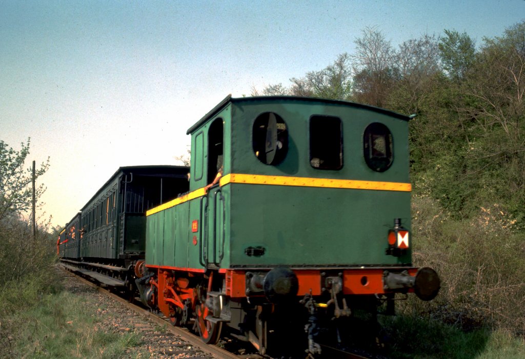 Luxemburg, Museumseisenbahn im Industrie- und Eisenbahnpark Fond-de-Gras. Die erste Dampflok Nummer 8 der Museumsbahn schiebt einen Personenzug auf dem Weg von Fond-de-Gras nach Fuusbsch. Die Personenwagen waren die dreiachsigen GCI (Grossraumwagen mit Personenbergangseinrichtung) der SNCB welche von 1890 bis 1966 im Einsatz waren. Die Museumseisenbahn benutzte sie von 1973 bis 2000. Ab 2004 dienten sie als Reservewagengarnitur. Scan eines Dias von August 1974.