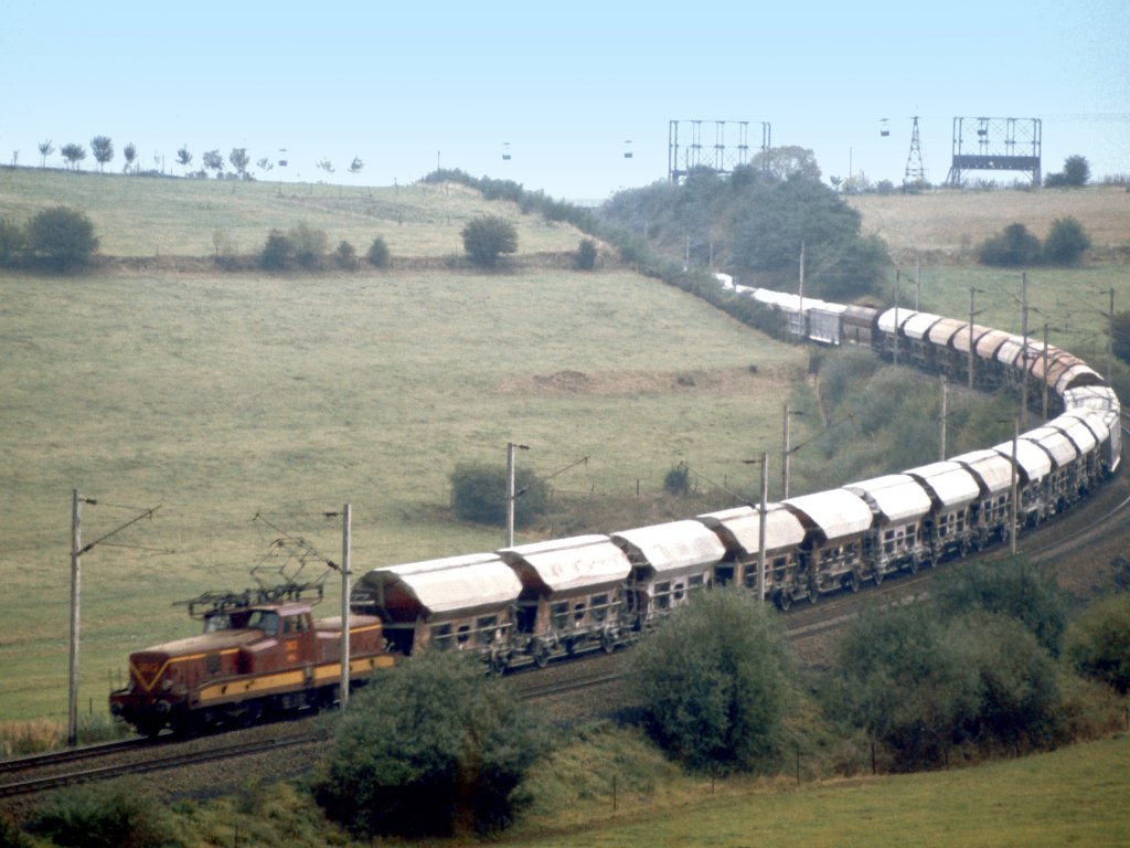 Luxemburg, Strecke Esch-sur-Alzette-Ptange, BB 3612 mit Gterzug zwischen Belvaux-Soleuvre und Obercorn. Scan eines Dias aus dem Jahr 1976
