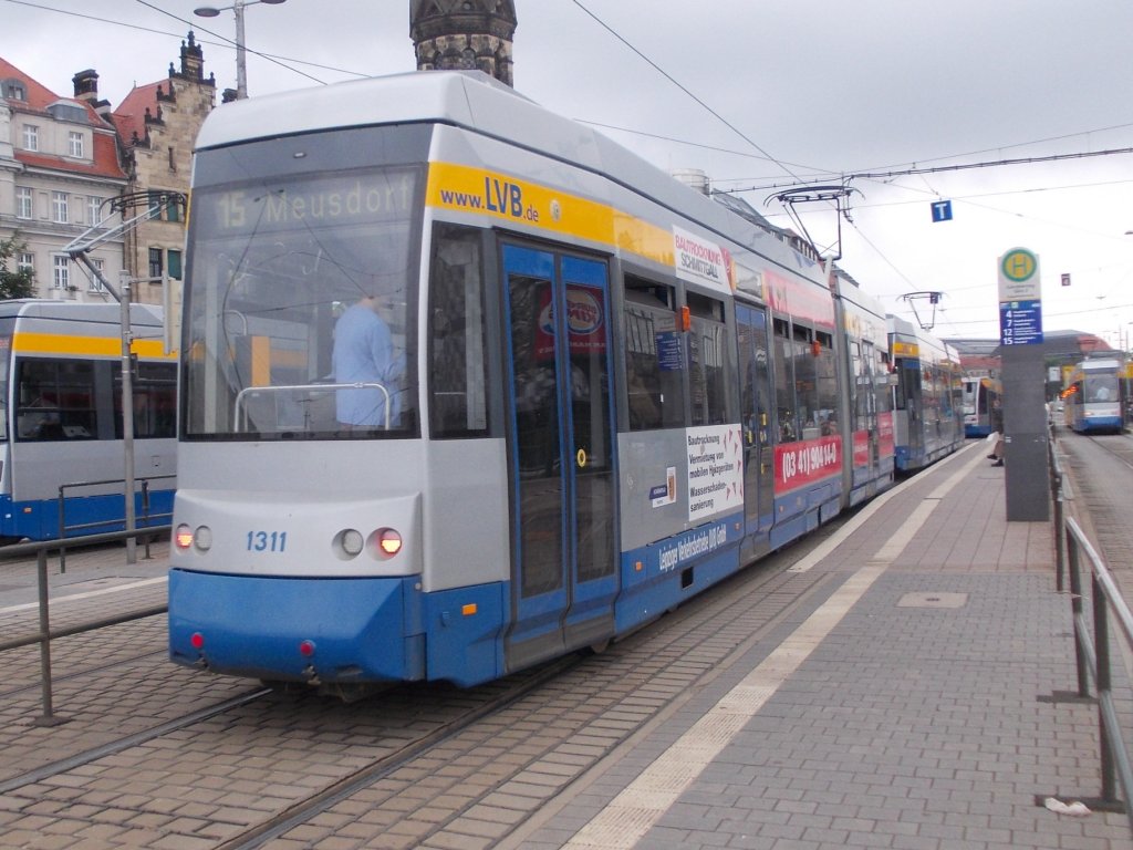 LVB Wagen 1311 hinter einem weiteren Wagen als 15 Meusdorf - am Goerdelerring,2.7.13