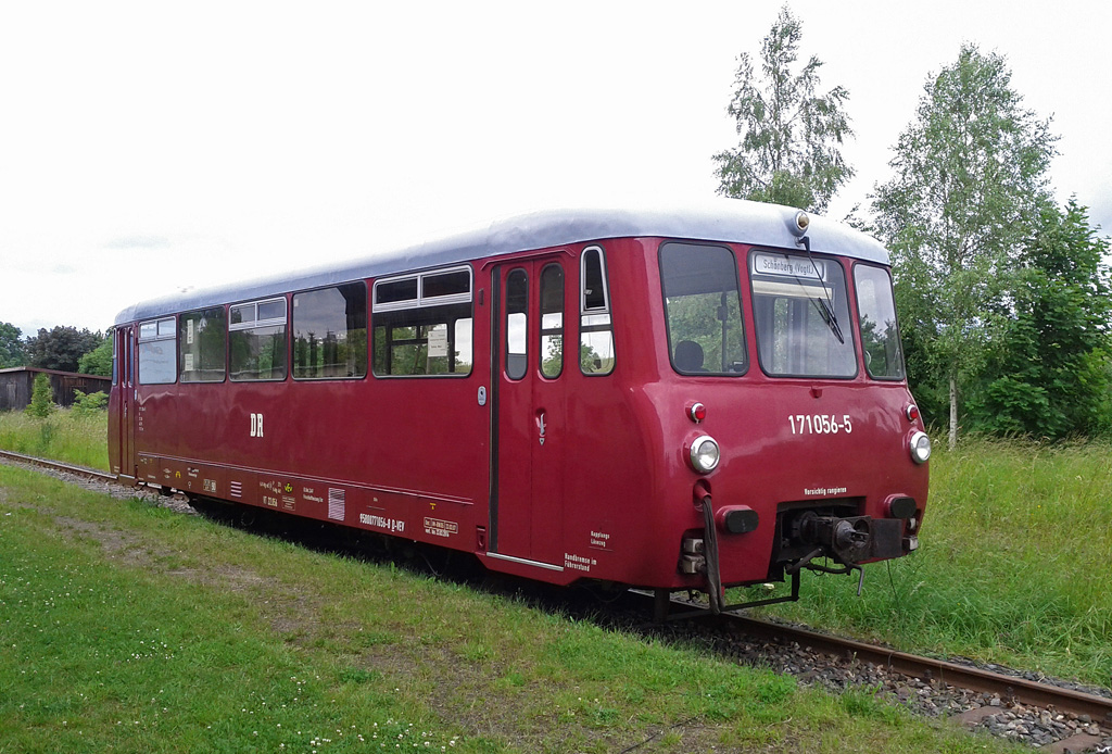 LVT 171 056-5 des Frdervereins Wisentatalbahn e.V. steht am 26.06.2013 im Bahnhof Mhltroff und wartet (auf besseres Wetter) oder seinen nchsten Einsatz am 13.Juli. Infos auf www.wisentatalbahn.de