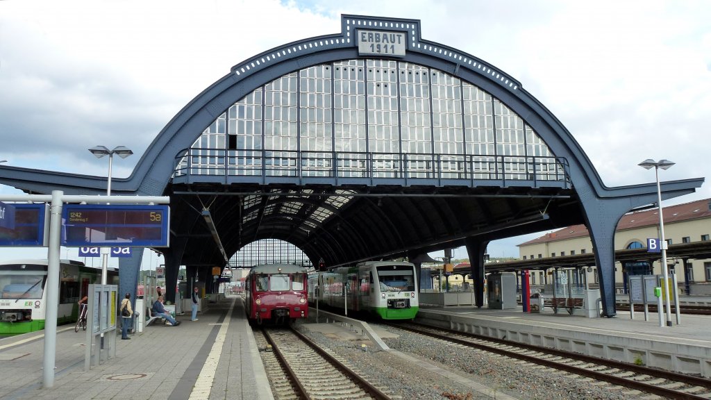 LVT 772 140 auf den Geraer Hauptbahnhof, die VT 301 der Elster Saale Bahn auf einen anderen Gleis. Foto 29.09.2012