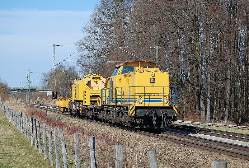 LW 203.002 mit einem Baukran am 26.03.2010 am B Vogl kurz vor Rosenheim