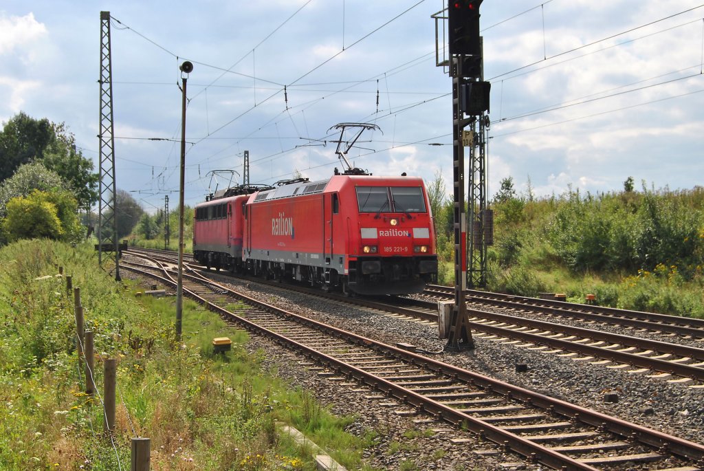 LZ 185 221-9 mit ein BR 140 aus Aachen kommend in Herzogenrath / Kohlscheid am 19.8.11
