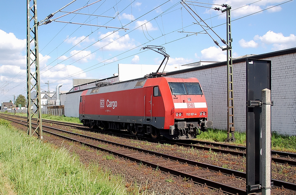LZ durch Anrath kommt die 152 001-4 am Nachmittag des 14. Mai 2011 in Richtung Krefeld langsam gefahren, da das n�chste Signal noch Hp0 anzeigt.