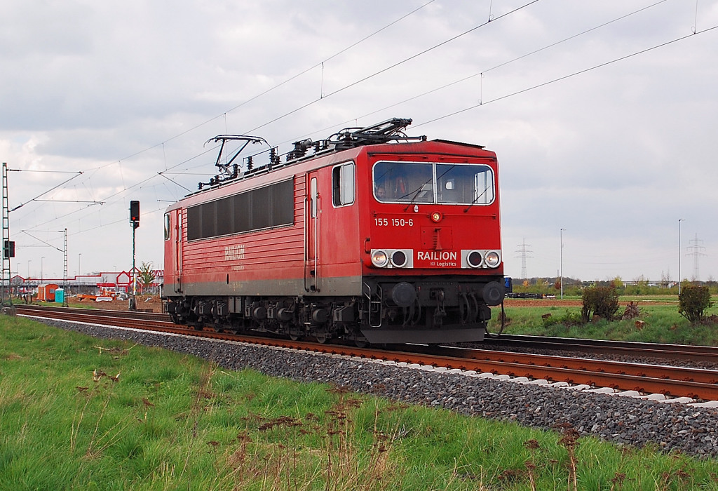Lz kommt die 155 150-9 aus Neuss heran gefahren, um in Nievenheim einen Gterzug abzuholen. 20.4.2012