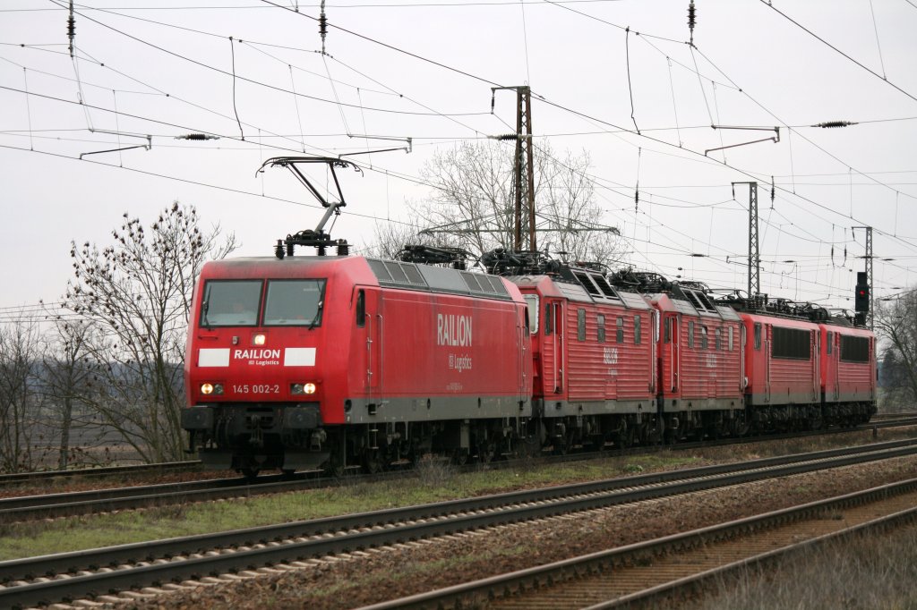 Lz mit Zuglok 145 002-2.Als Wagenlok:180 002-8,180 007-7,155 129-0 und 155 044-1 in Saarmund am 07.02.2011.