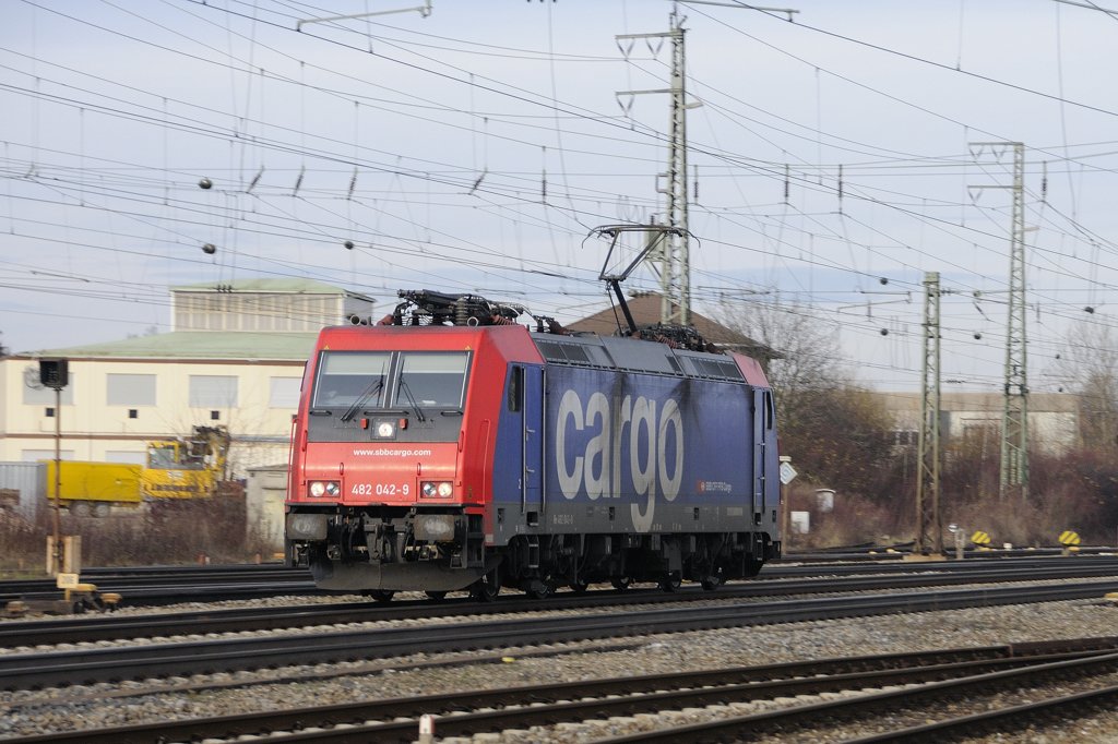 Lz war 482 042-9 am Sonntag, den 30. November 2009 in Treuchtlingen unterwegs.