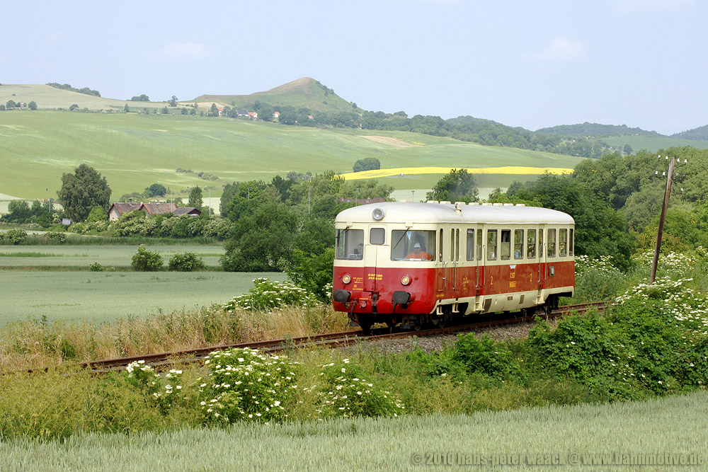 M 240 013 hat am 26.06.10 den Bahnhof Libceves verlassen. Das ist die Strecke 113, heute von planmigem Verkehr befreit. Im Sommer findet aber Sonderverkehr mit wechselnden Fahrzeugen an den Wochenenden statt.