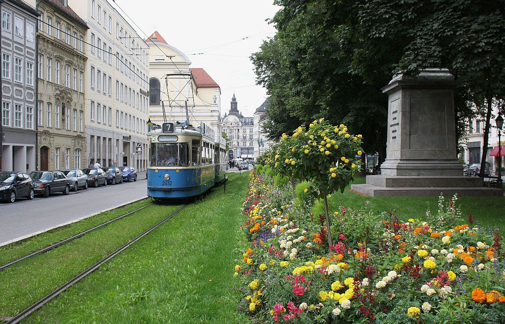 M 2412 am 8.August 2010 als  Mnchen-Tram  am Promenadeplatz. 