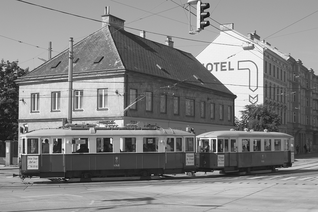 M 4148 + m3 5358 des WTM als Sonderverkehr anllich des Tramwaytag am 15.09.2012 biegt von der Linzerstrasse in die Schlossallee ein.