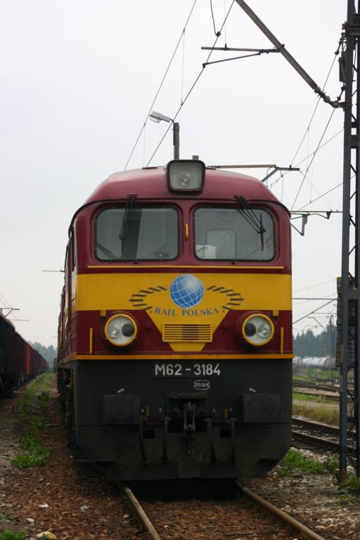 M 62 3184 der Rail Polska wartet im Bahnhof Oswiecim (Auschwitz) am
17.2.2012 auf den nchsten Einsatz.
