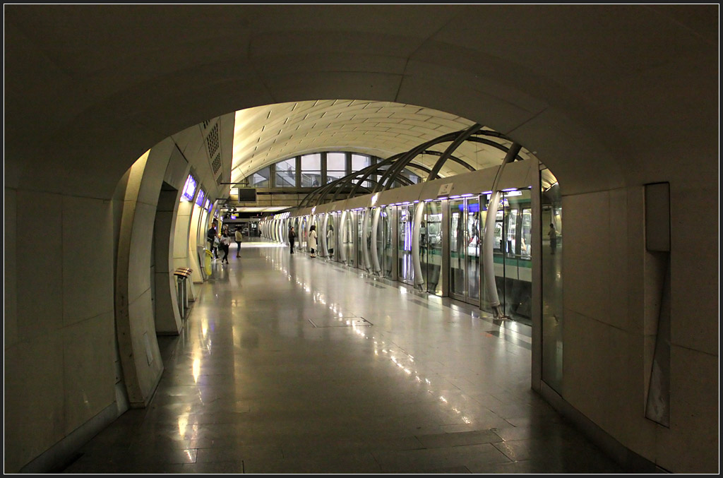 M14, Saint-Lazare - 

Blick aus einem Fußgängertunnel in die Bahnsteigebene der modernen Station Saint-Lazare der Pariser Metrolinie 14. 

21.07.2012 (M)