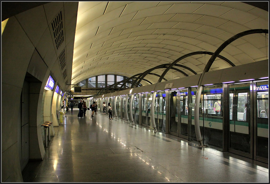 M14, Saint-Lazare - 

Die Bahnsteigebene mit den für die Pariser Metro-Linie 14 typischen Stahlbögen als architektonisch wirksames Element der Bahnsteigtürenkonstruktion. 

21.07.2012 (M)