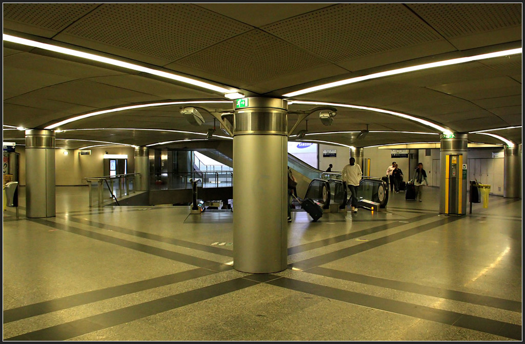 M14, Saint-Lazare - 

Verteilerebene. An dieser Station kann von der Linie 14 in die Metrolinien 3, 9, 12 und 13, sowie in der RER-Linie A (Station Auber) und E (Station Haussman - Saint-Lazare) umgestiegen werden. 

Paris, 21.07.2012 (M)