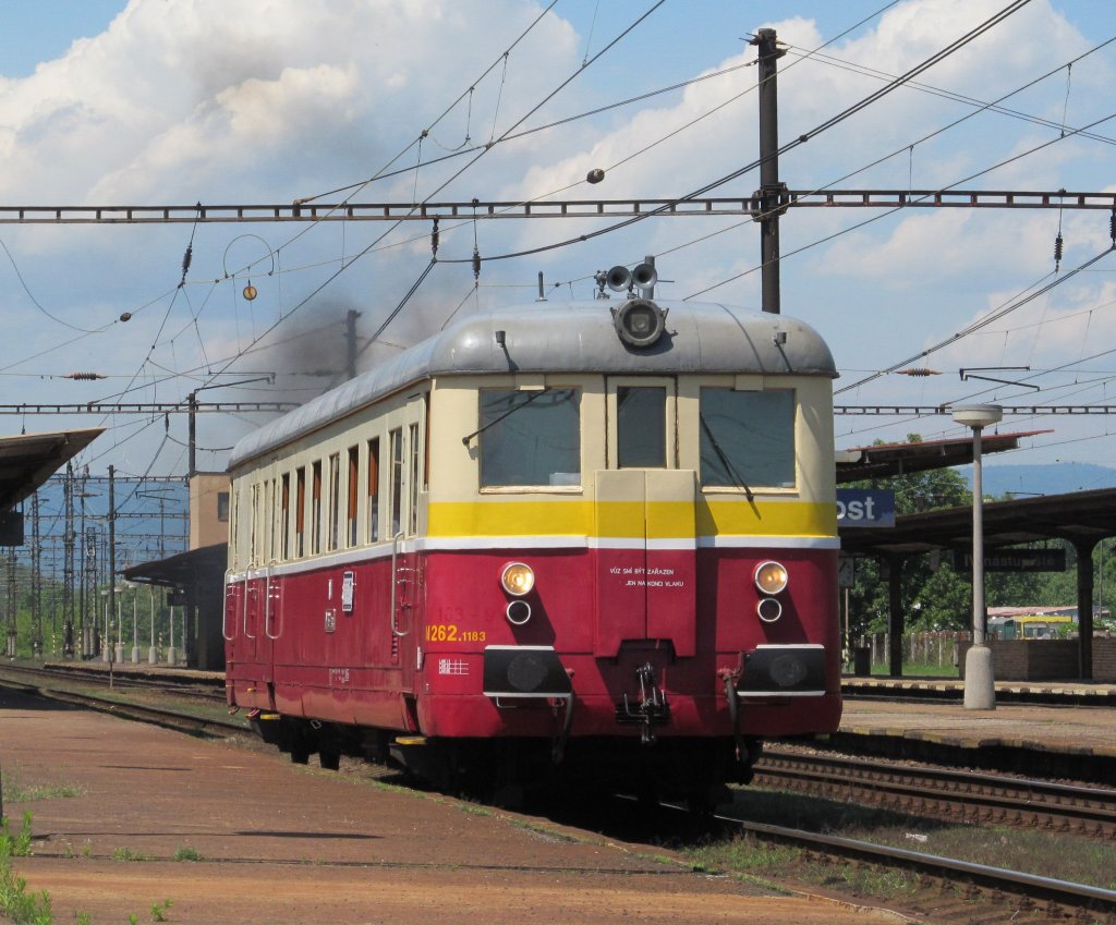 M262.1183 verlsst am 16. Juni 2012 den Bahnhof Most in Richtung Osten. 