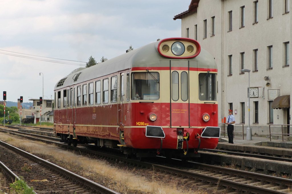 M286 1032 (851 032-2) mit einem Sonderzug auf Bahnhof Okřky am 29-5-2013.