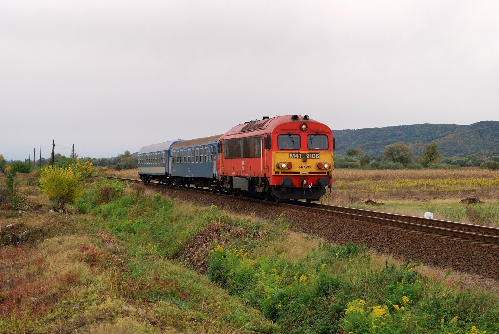M41 2106 mit R 5422 vor Putnok (13.10.2009)