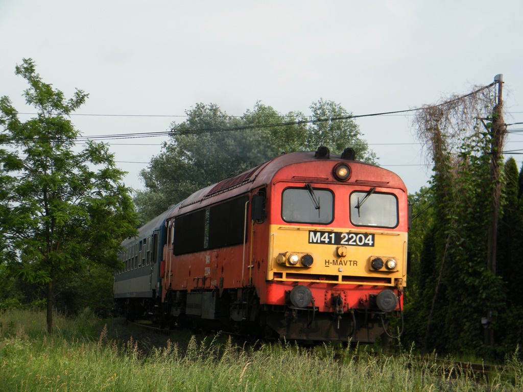 M41 2204 zwischen Feketebzseny und Fonyd, mit einem Schnellzug aus Kaposvr nach Szombathely, am 20. 06. 2010. 