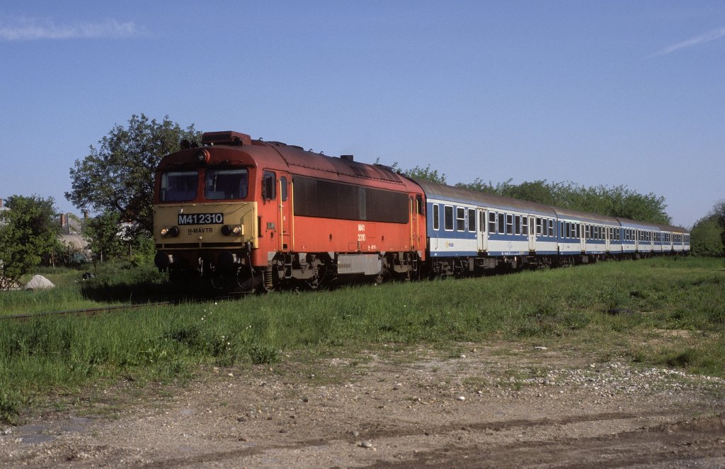 M41 2310  Menfcsanak  04.04.11
