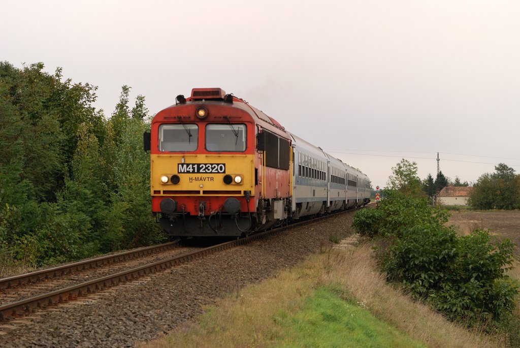 M41 2320 mit IC 922 vor Repcelap (15.10.2009)