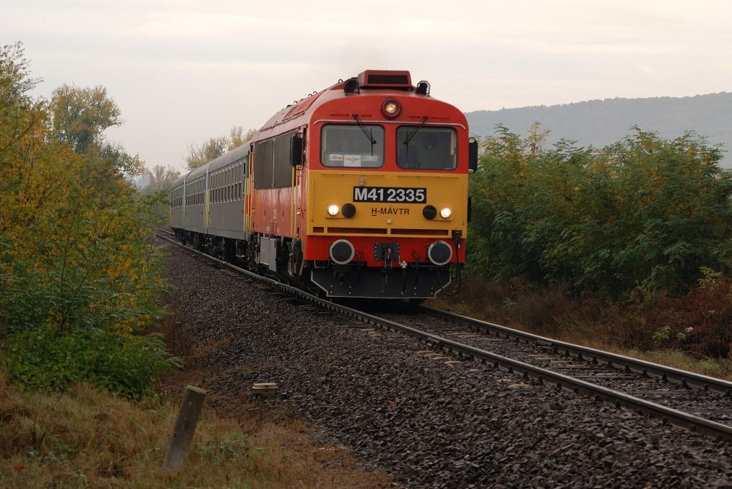 M41 2335 mit dem R 5222 bei Olaszliszka-Tolcsva (12.10.2009)