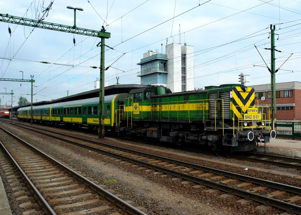 M42 001 bei einer Bereitstellung eines Personenzuges im Bahnhof Sopron am 26.05.2010.